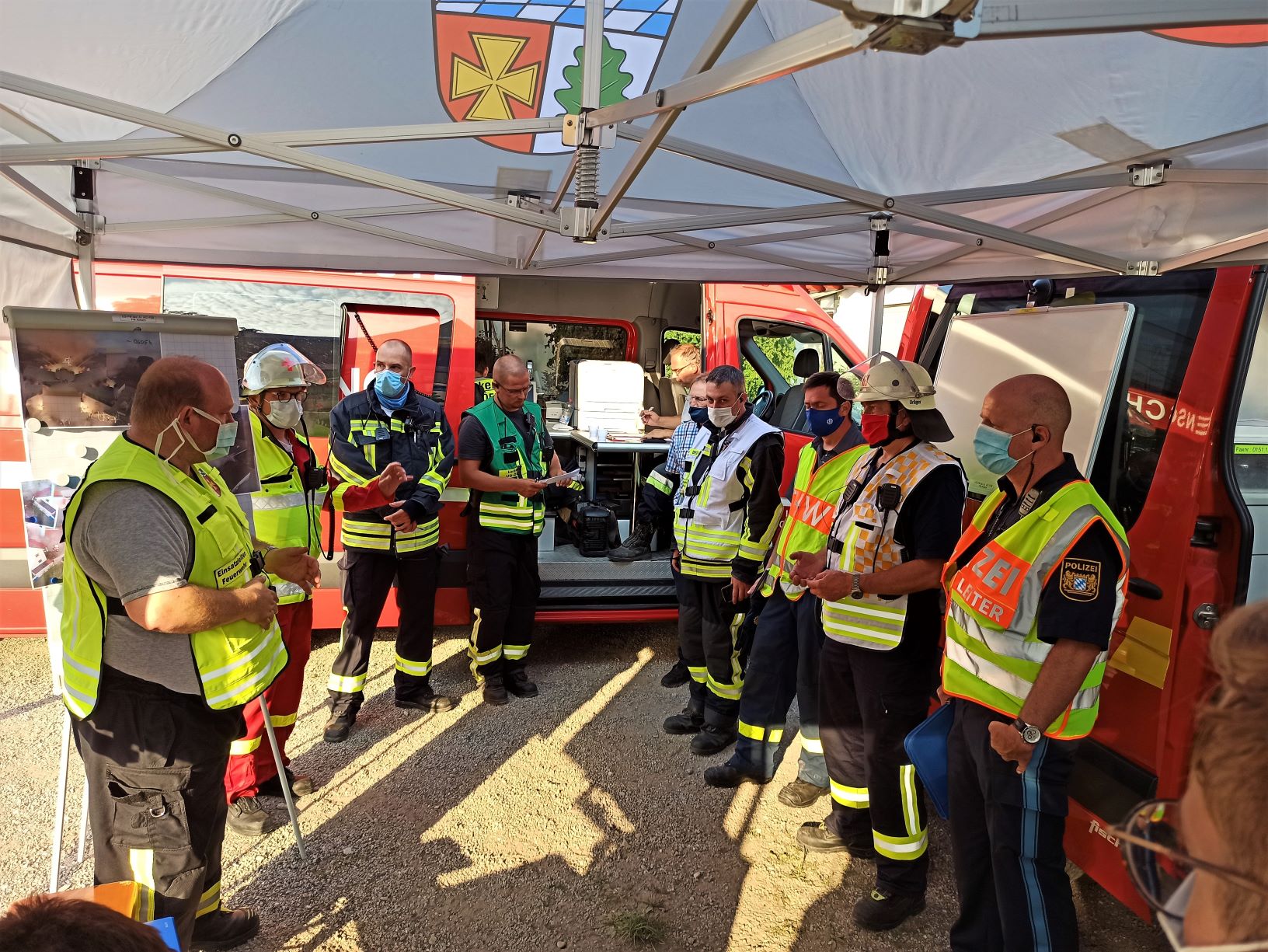 Einsatzleitung UG Feuerwehr OEEL Lagebesprechung Paar 3 verkleinert