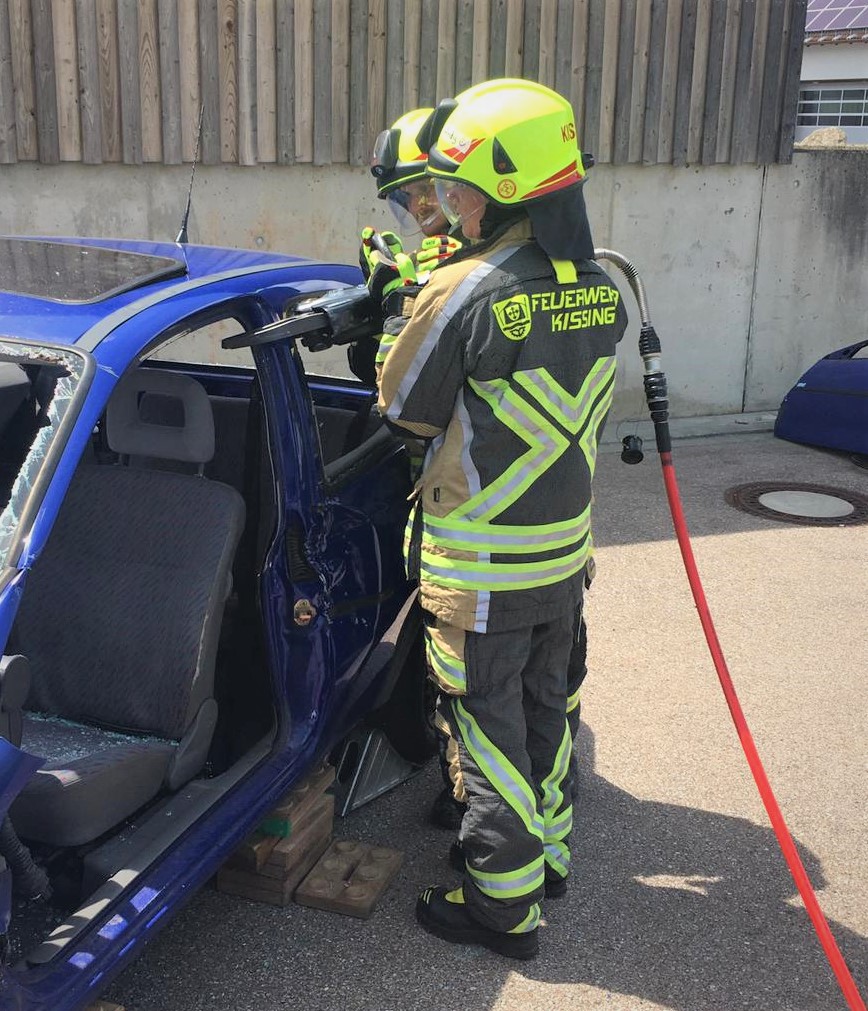 THL Kissing Trennen Schneiden Oeffnen PKW VU